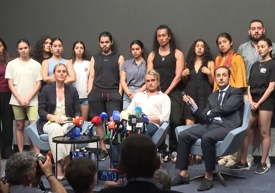 Nacho Cano en la rueda de prensa rodeado de los becarios de su musical Malinche.