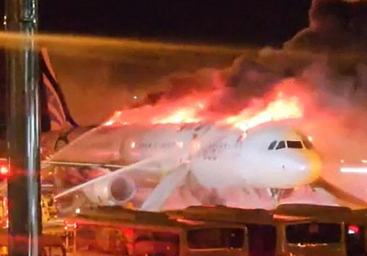 Los Bomberos consiguieron extinguir en una hora las llamas, que se extendieron por todo el fuselaje del Airbus A321-200.