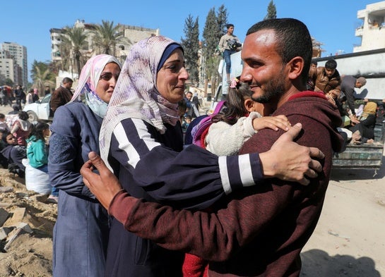 Miembros de una familia se reencuentran en Gaza tras pasar meses separados por la guerra.