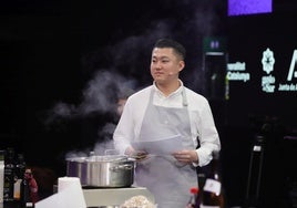 Yoshihiro Narisawa, cocinando en Madrid Fusión Alimentos de España.