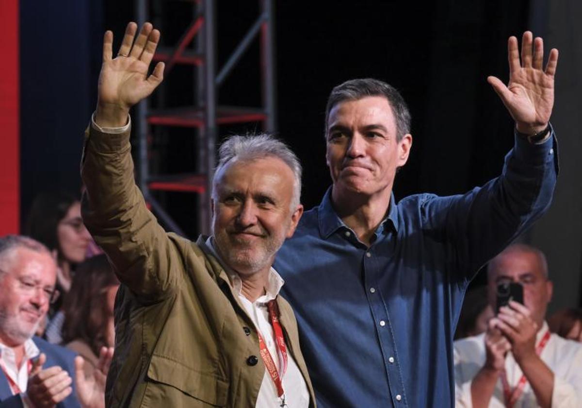 El presidente de España, Pedro Sánchez, y el ministro de Política Territorial y Memoria Democrática, Ángel Víctor Torres