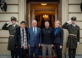 El presidente ucraniano, Voldímir Zelenski, junto a los líderes de la UE el pasado diciembre en Kiev.