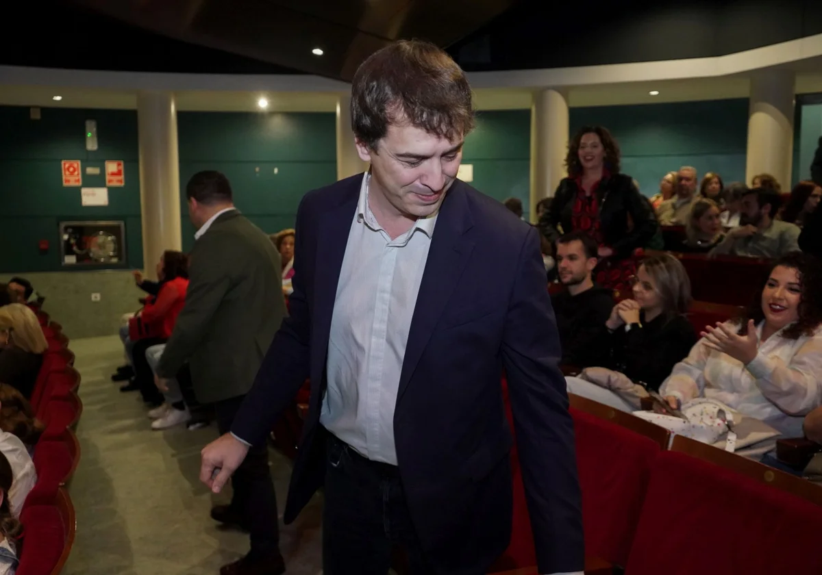 El hermano del presidente, David Sánchez, toma asiento en el Teatro López de Ayala en el estreno de Carmen.