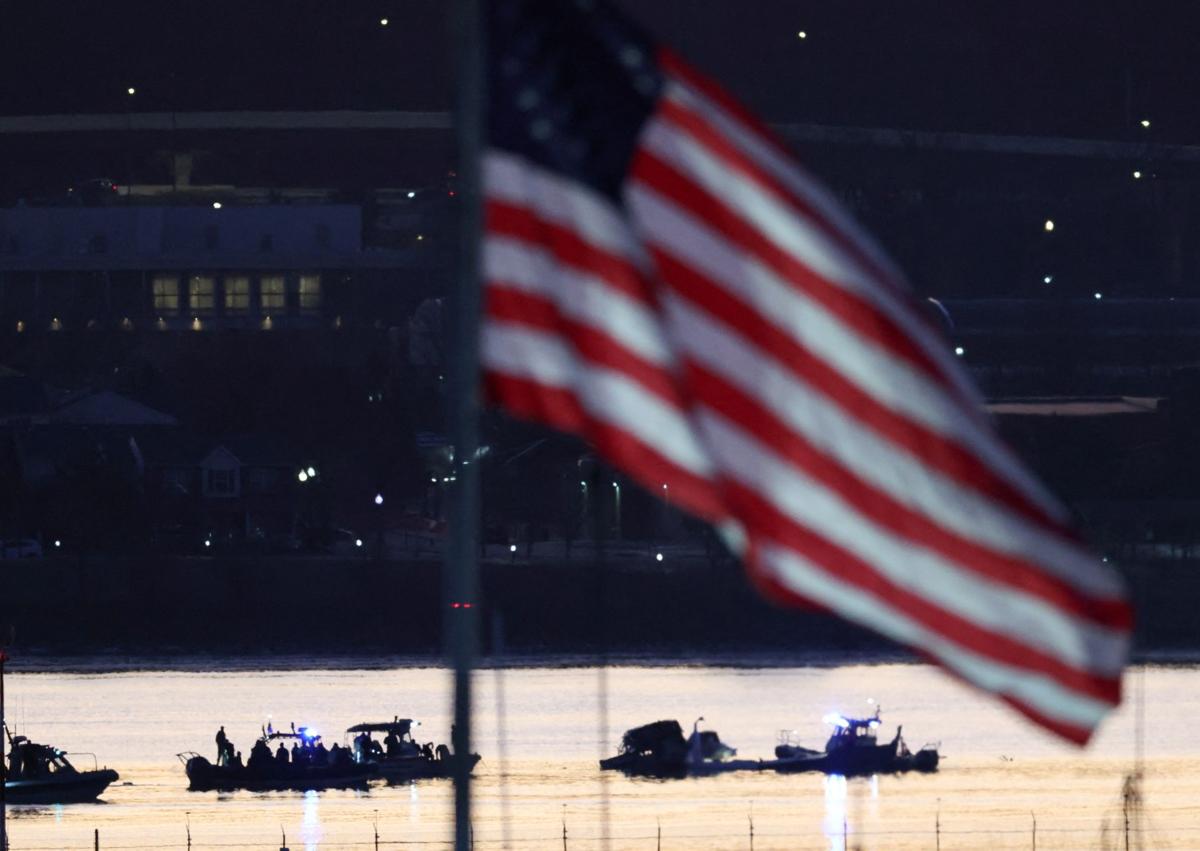 Imagen secundaria 1 - En la primera imagen, restos del fuselaje del helicópero militar en el río Potomac ; en la siguiente, labores de rescate en el cauce; en último término, escenas de dolor entre las familias de las víctimas del accidente.