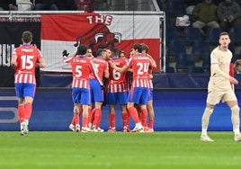 Los jugadores del Atlético celebran el gol que Giuliano que abrió el marcador en Salzburgo.