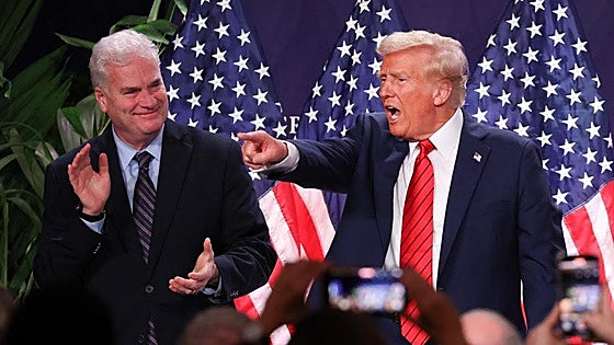 Trump ofrece a 2 millones de funcionarios dejar su puesto a cambio de 8 meses de sueldo