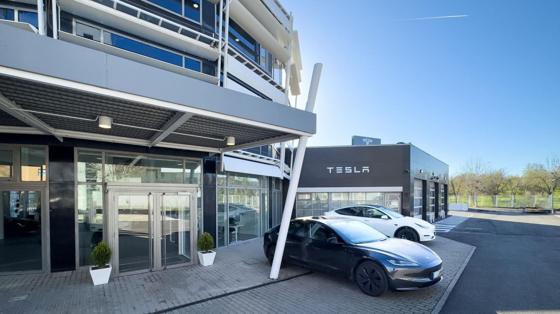 Tesla yıllık faydasını yarıya indirir ve otomotivte kilo kaybeder