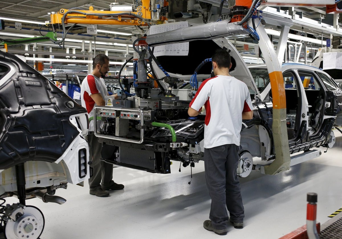 Trabajadores en la planta de Seat en Martorell (Barcelona)