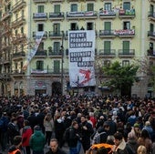 Vecinos concentrados frente al edificio de Orsola