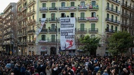 Vecinos concentrados frente al edificio de Orsola