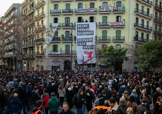 Vecinos concentrados frente al edificio de Orsola