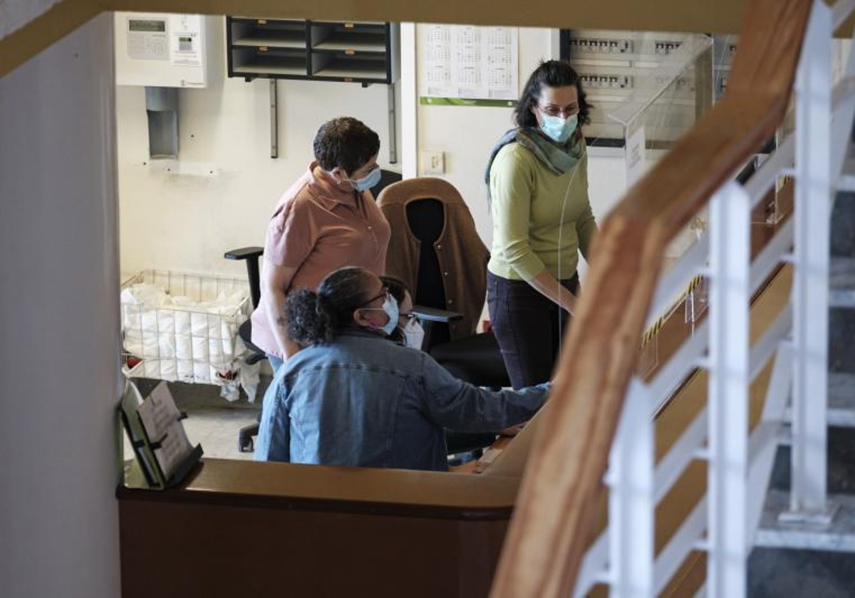 Pacientes y personal sanitario en un hospital