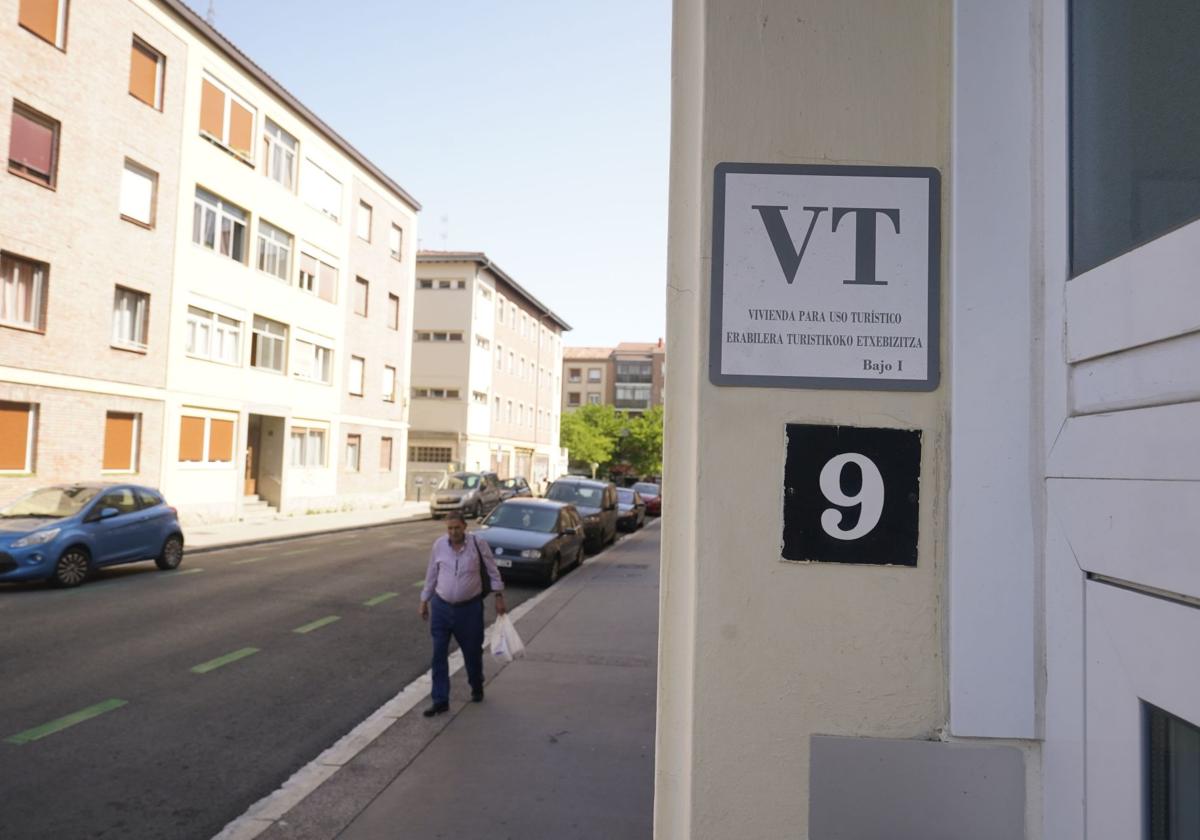 Placa de un piso turistico en Vitoria