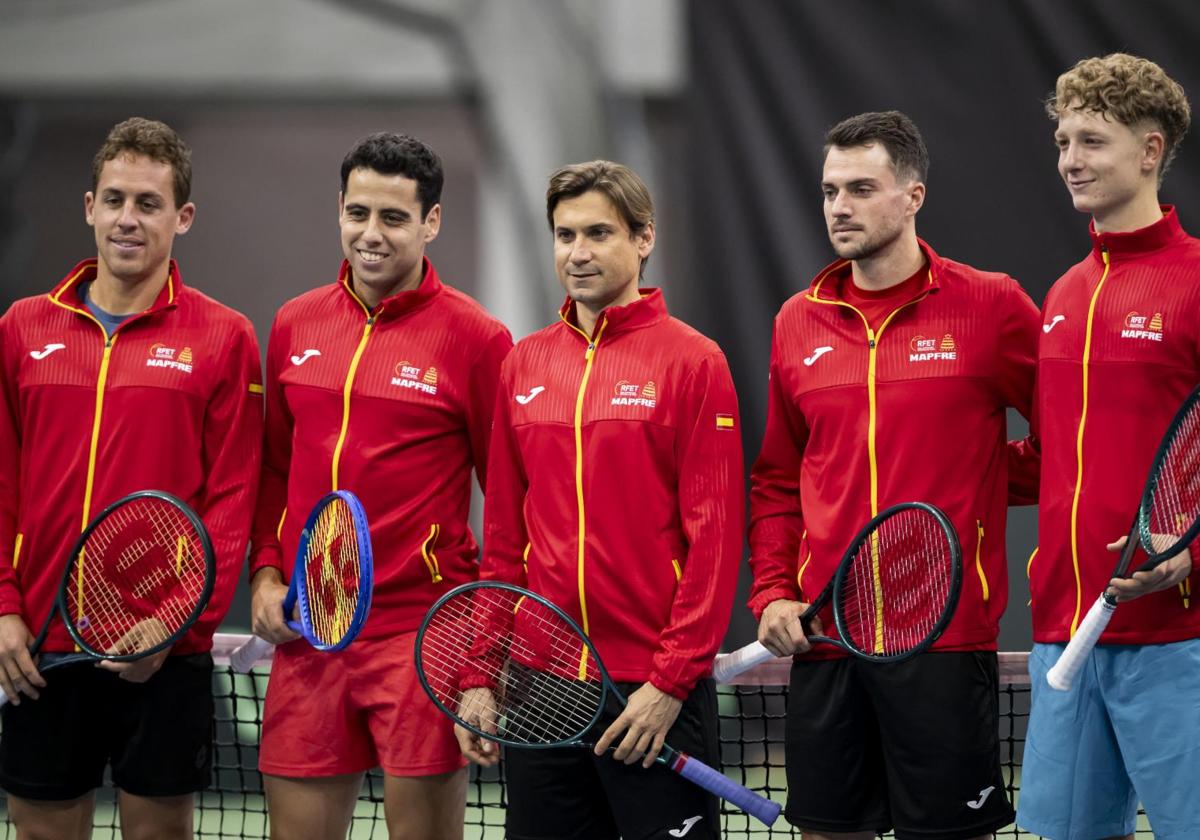 David Ferrer, junto a los jugadores que componen el equipo español de Copa Davis.