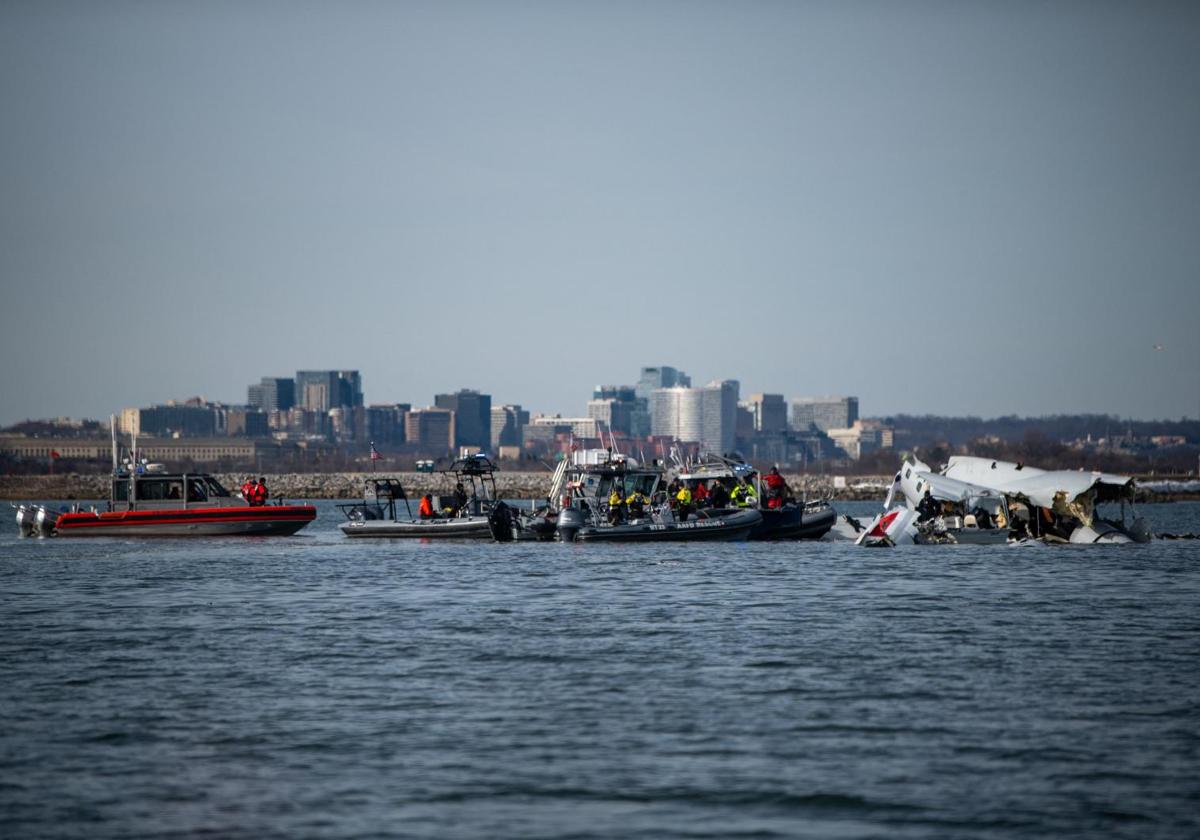 Buzos de la Guardia Costera trabajan en la operación de rescate en el río Potomac.