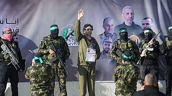 Hamas libera en Gaza a dos de los tres rehenes acordados este sábado