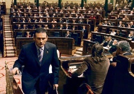 El entonces lehendakari Juan José Ibarretxe, subiendo a la tribuna del Congreso el 1 de febrero de 2005 para defender su controvertido plan.