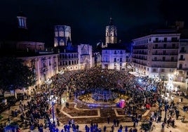 Los asistentes a la protesta, durante la lectura del manifiesto en la plaza de la Virgen de Valencia.