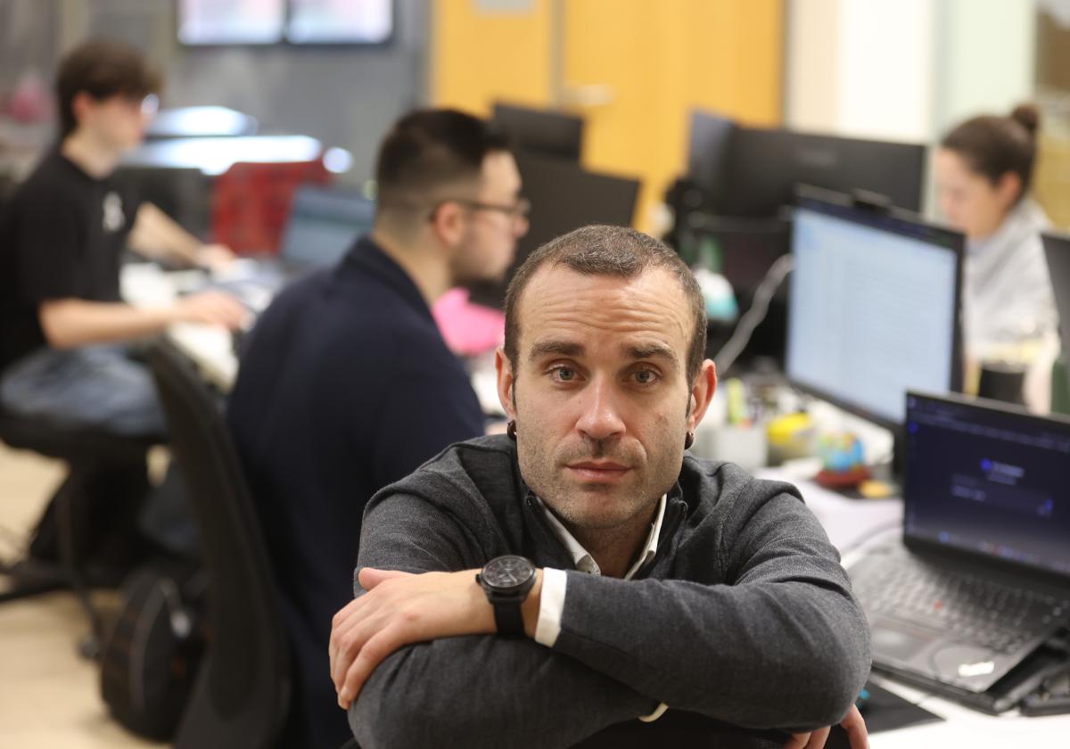 Álex Rayón con el equipo de su empresa, Brain and Code.