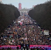 Más de 160.000 personas protestan en Berlín contra el coqueteo de los conservadores con la ultraderecha