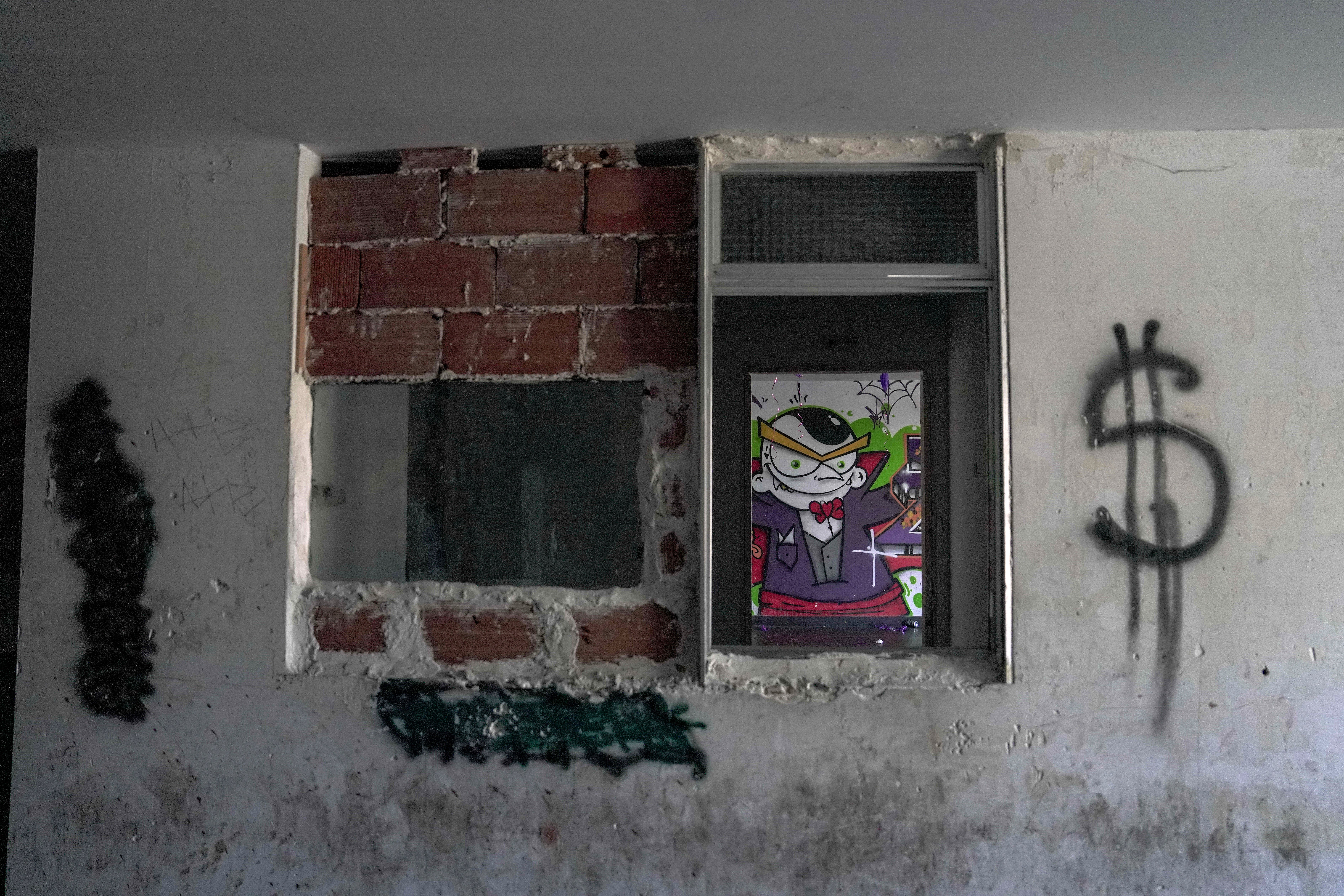 Un grafiti de un vampiro en las paredes del hotel