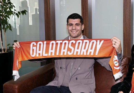 Álvaro Morata, posando con una bufanda del Galatasaray a su llegada a Estamul