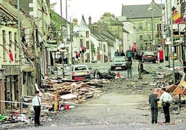 Agentes de la Policía del Úlster trabajan en el lugar del atentado de Omagh, en agosto de 1998.