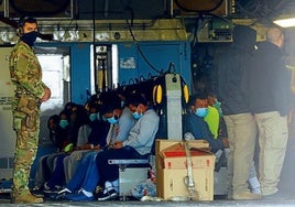 Un grupo de migrantes encadenados es subido a bordo de un avión de la Fuerza Aérea de EE UU en Texas para ser deportados.