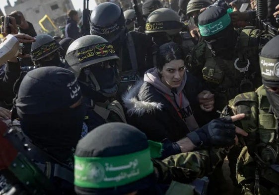 Liberación tumultuosa de una rehen israelí a manos de Hamás esta semana.