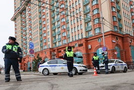 La policía moscovita acordona el lugar del atentado.