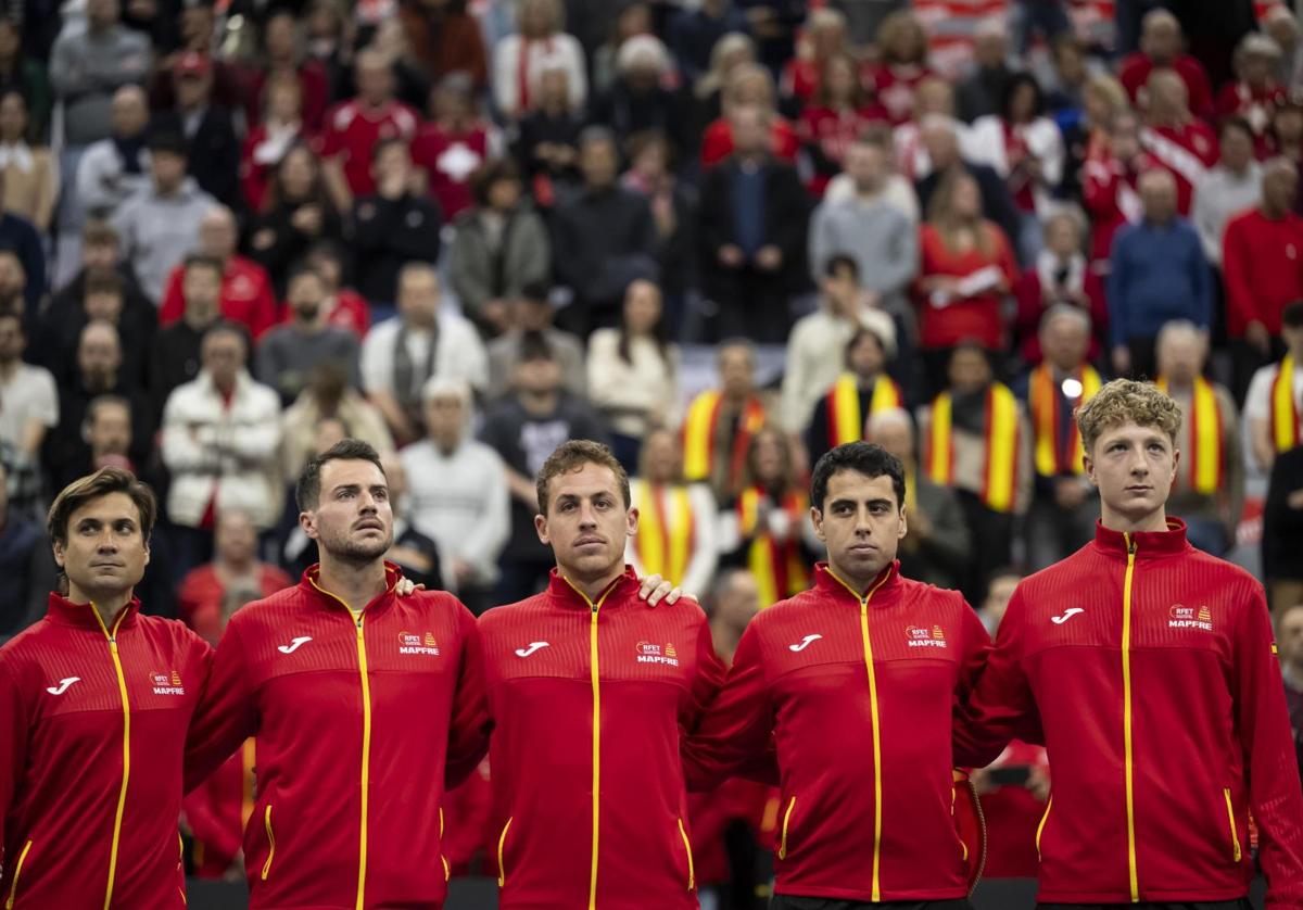 David Ferrer, junto a los componentes del equipo español de la Copa Davis que se enfrentó a Suiza.