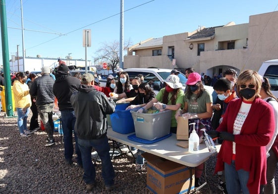 Fotografía de archivo del 23 de diciembre de 2022 donde aparecen inmigrantes recibiendo ayuda cerca de un albergue en El Paso, Texas.