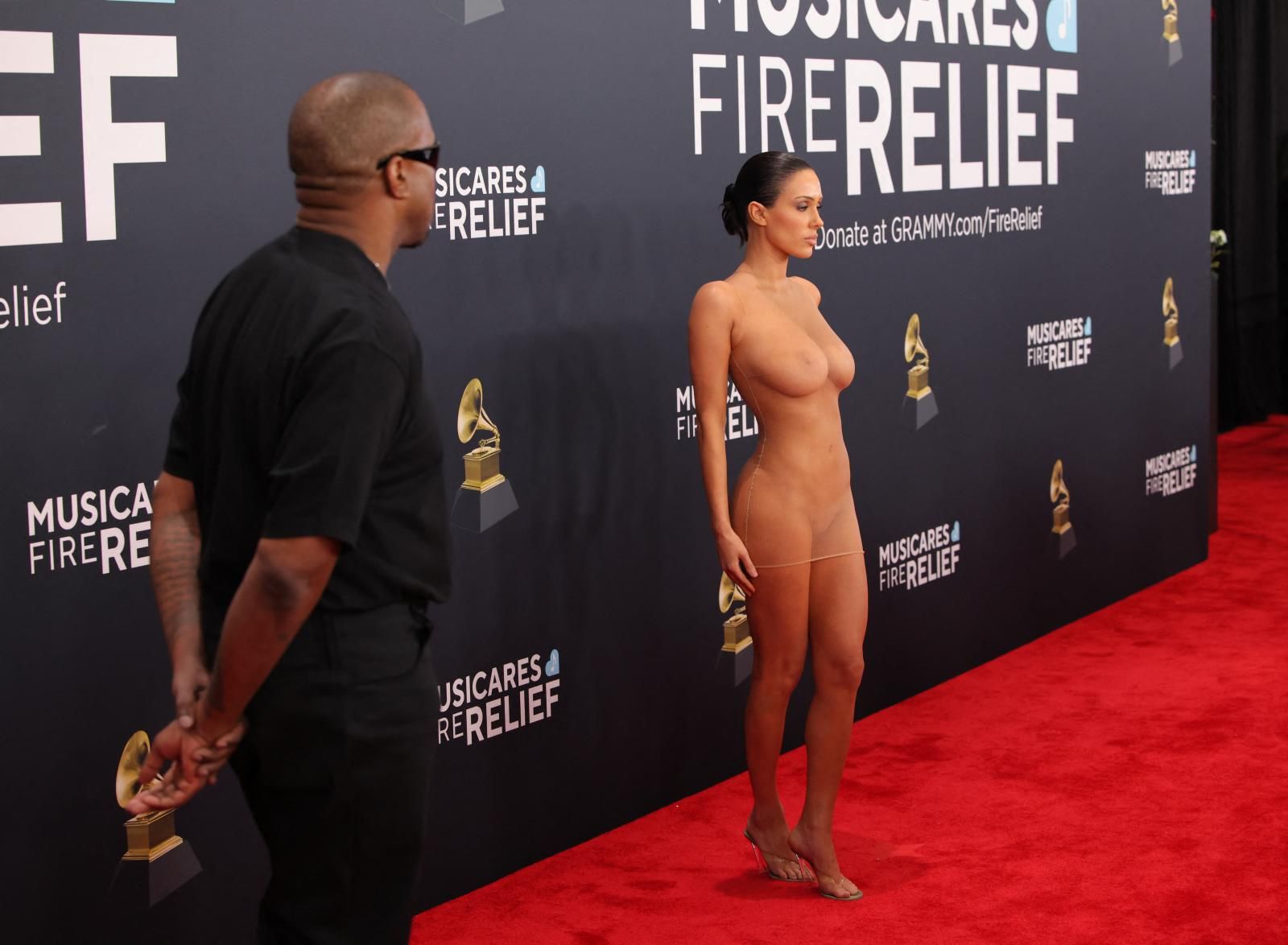 Kanye West y su pareja, Bianca Censori, totalmente desnuda, como es habitual en ella. 