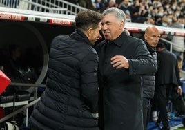 Simeone y Ancelotti se saludan antes de un derbi.