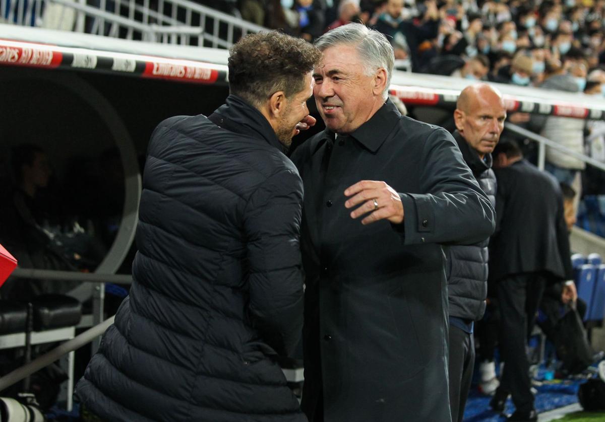 Simeone y Ancelotti se saludan antes de un derbi.