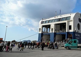 Turistas abandonan Santorini tras el aviso de las autoridades.