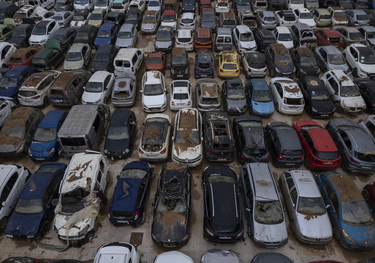 Fotografía con dron de los cientos de coches afectados por la dana que permanecen en una campa en Benaguasil