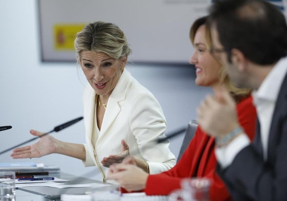 La vicepresidenta segunda, Yolanda Díaz, junto a la ministra portavoz, Pilar Alegría, y el ministro de Economía, Carlos Cuerpo, este martes en la Moncloa.