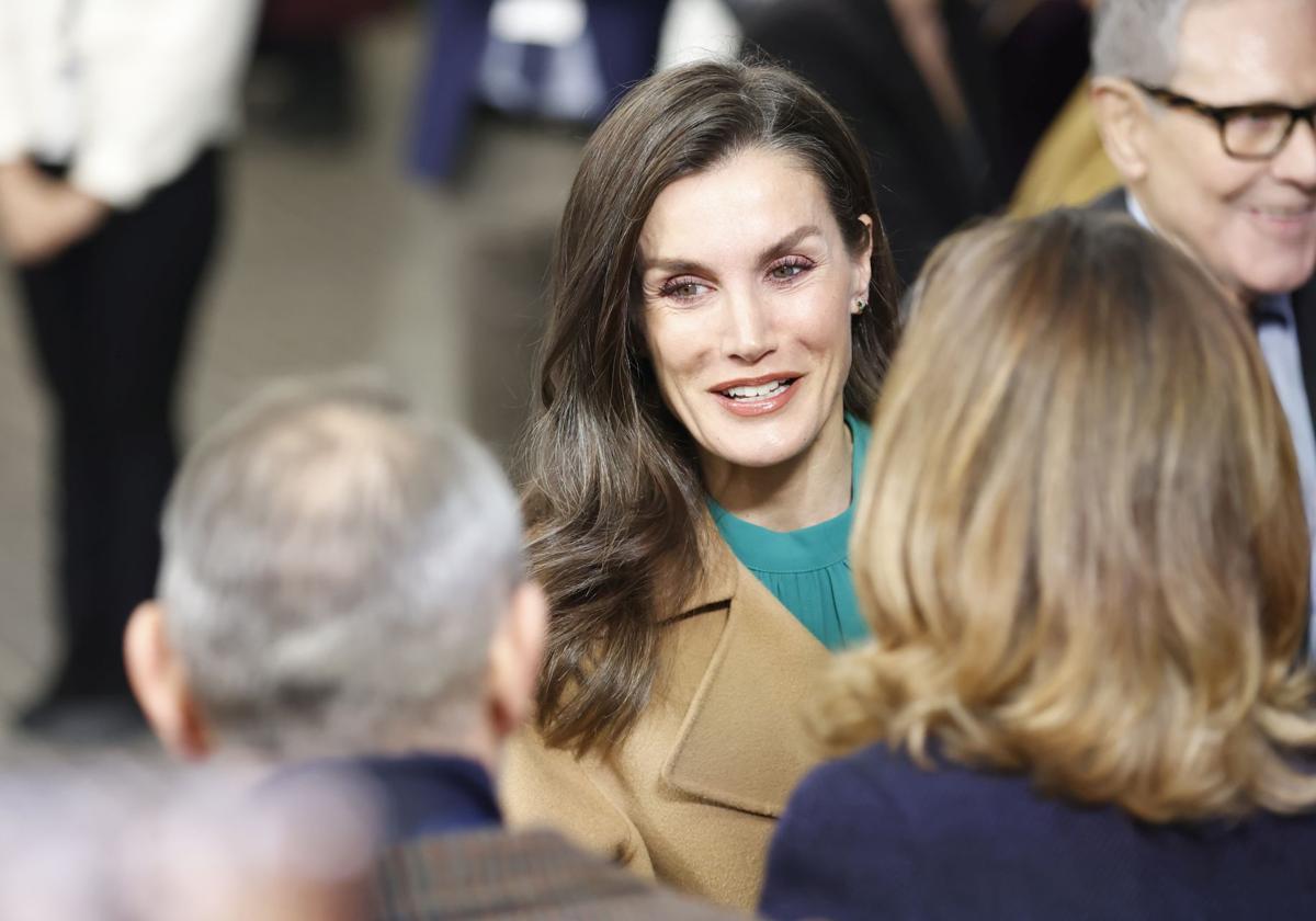 La reina Letizia saluda a los participantes en el acto contra el cáncer.