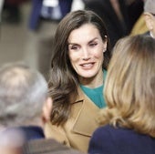 La reina Letizia saluda a los participantes en el acto contra el cáncer.