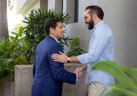 El presidente de El Salvador, Nayib Bukele (d), saluda al secretario de Estado de los Estados Unidos, Marco Rubio, este lunes en el distrito de El Congo (El Salvador).