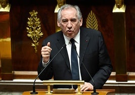 Bayrou supera otra moción de censura y apacigua la crisis política en Francia