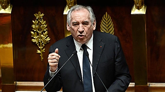 Bayrou supera otra moción de censura y apacigua la crisis política en Francia