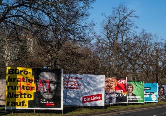 Carteles de los candidatos a los comicios alemanes en una calle de Berlín.