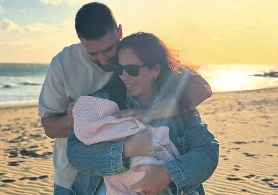 Anabel Pantoja y David Rodríguez, junto a su hija Alma.