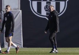 Hansi Flick dirige un entrenamiento del Barça previo al duelo copero ante el Valencia.