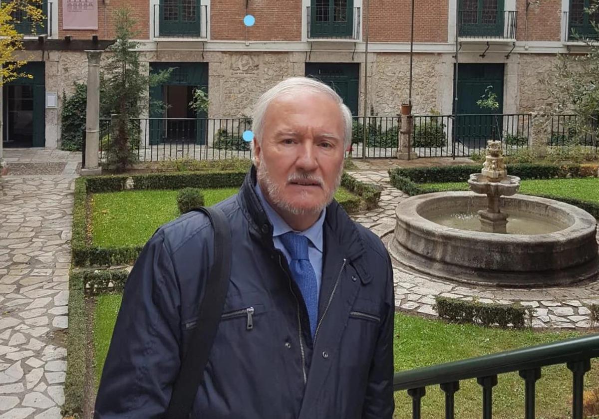 Álvaro Espina frente a la Casa Cervantes en una visita a Valladolid.