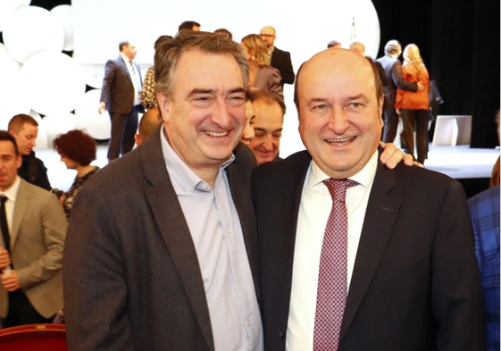 Aitor Esteban y Andoni Ortuzar, recientemente en los premios Sabino Arana