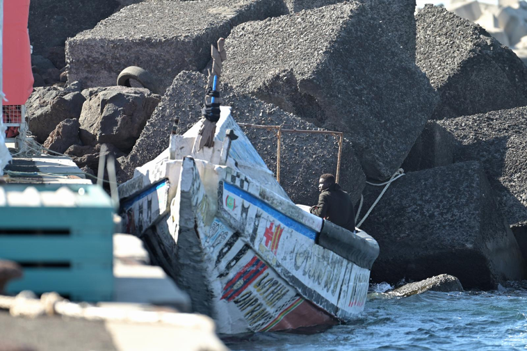 Un cayuco con 23 personas ha llegado por sus propios medios al puerto de La Restinga