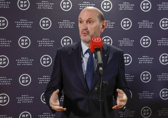 Rafael Louzán, presidente de la Federación Española de Fútbol, antes de la reunión con los clubes y el CTA